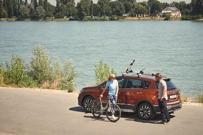 fietsendrager op dak bij S-Cross naast rivier