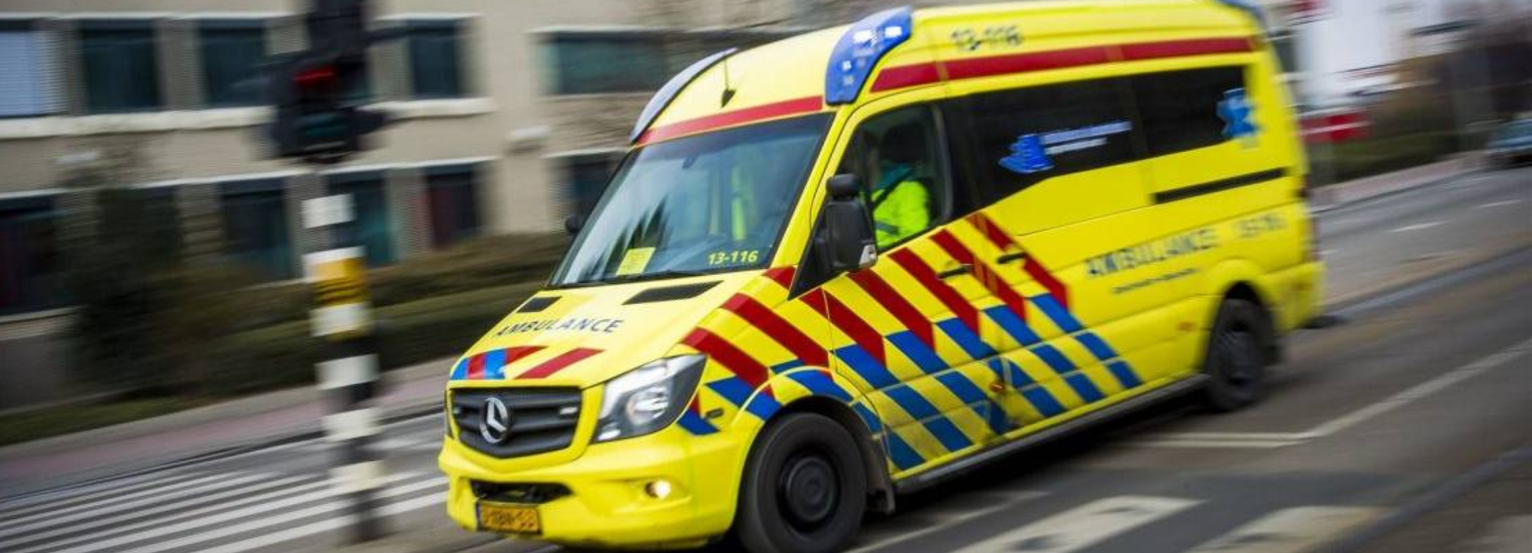 Een autobestuurder reageert correct op een brandweer- of ziekenwagen. 