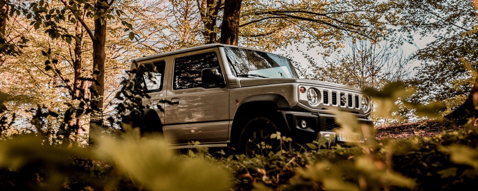 Jimny in bos met avondzon