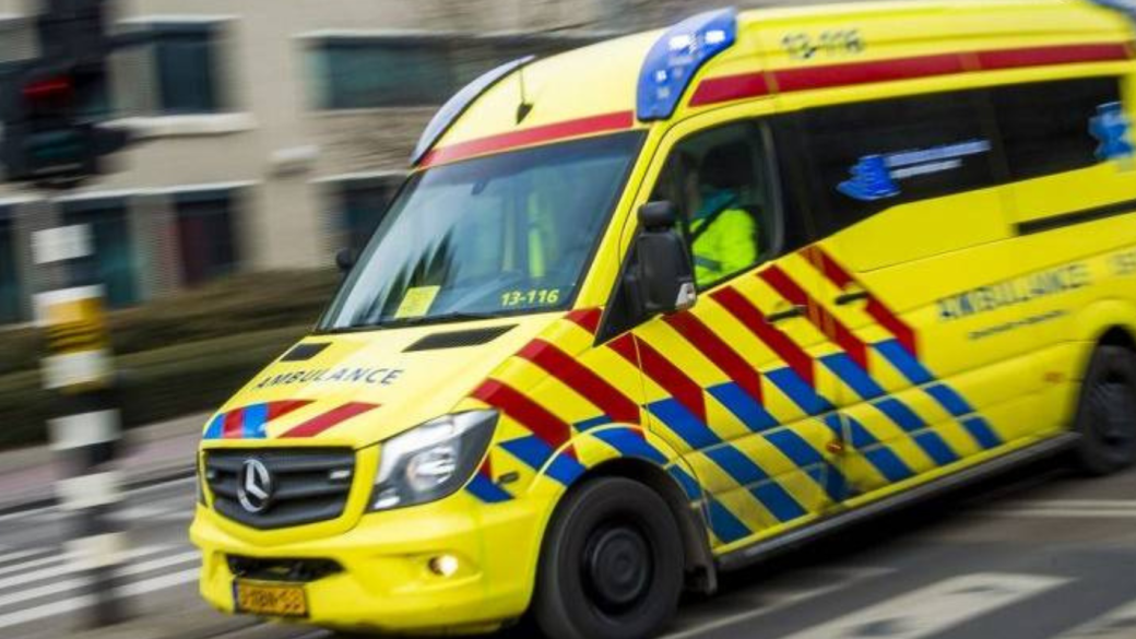 Een autobestuurder reageert correct op een brandweer- of ziekenwagen. 