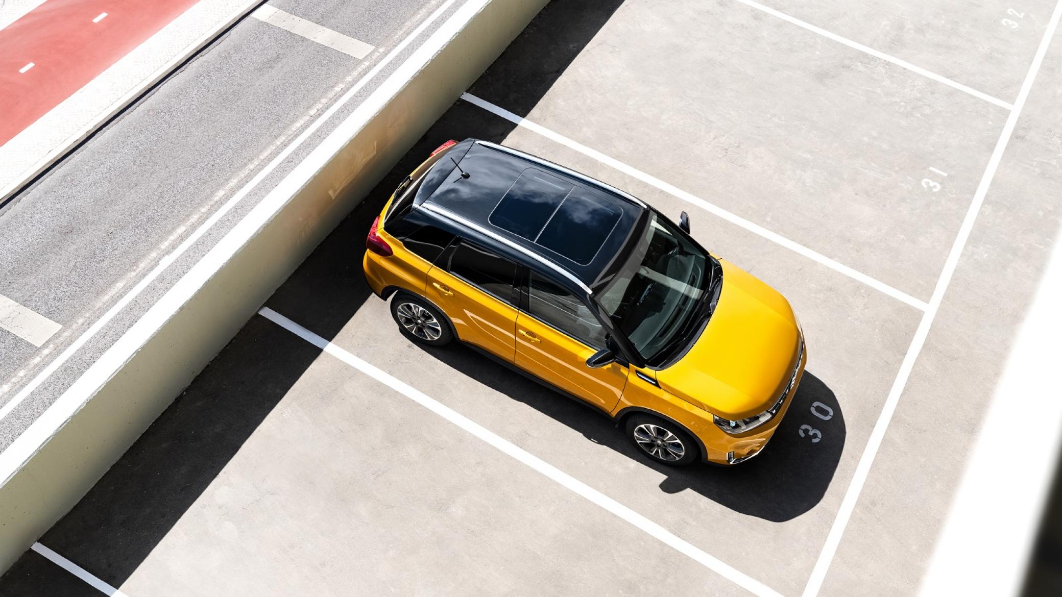 Oranje Suzuki Vitara bovenaanzicht Oranje Suzuki Vitara bovenaanzicht