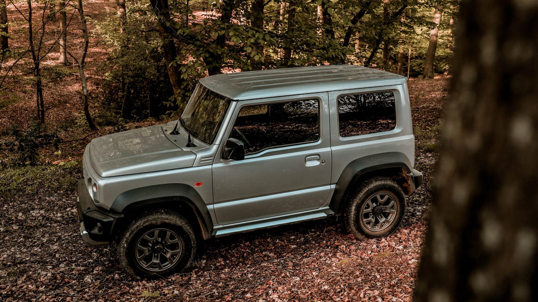 Jimny in bos met avondzon 2